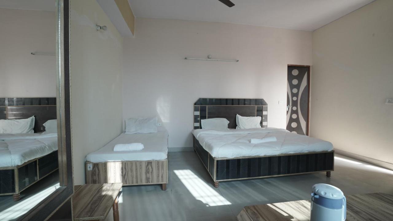 Hotel Mohan By Wb Inn Агра Екстер'єр фото