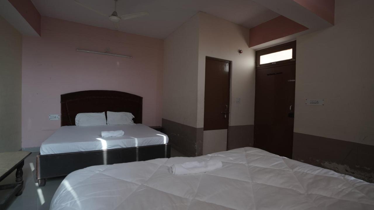Hotel Mohan By Wb Inn Агра Екстер'єр фото