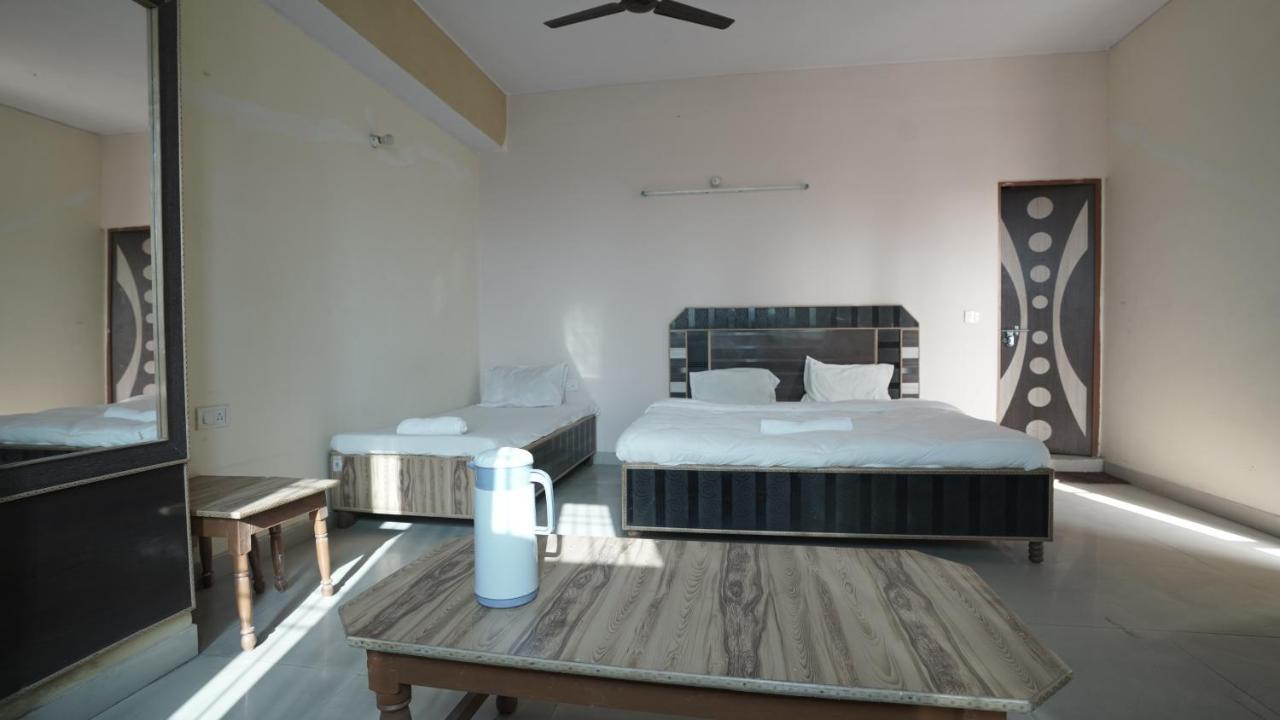 Hotel Mohan By Wb Inn Агра Екстер'єр фото